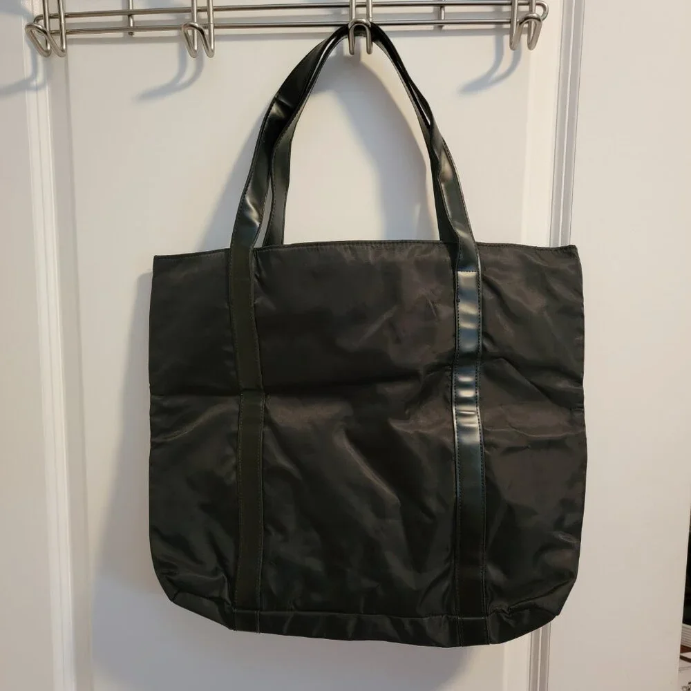 NWOT Givenchy Parfums Tote Bag/Purse Black Nylon Purse With Gold Hardware - Picture 4 of 13